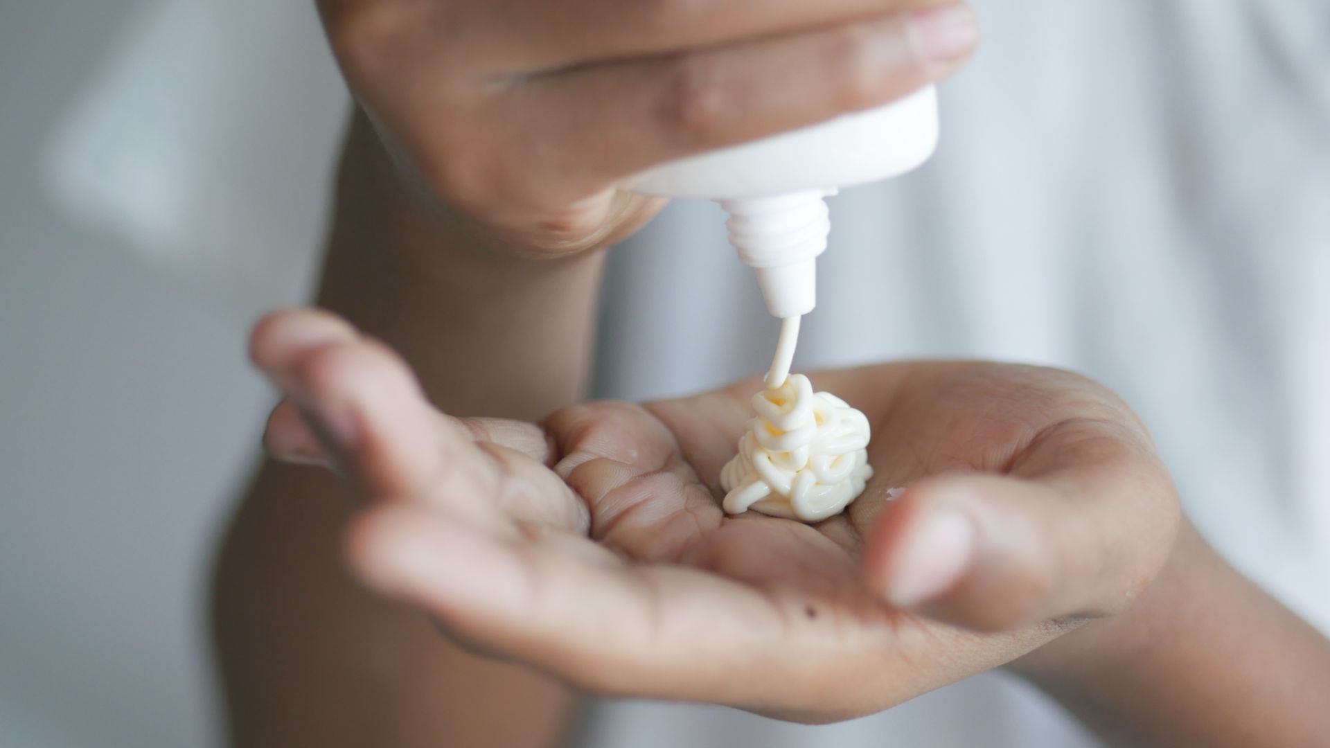 cara-ngerawat-kepala-botak-sunscreen