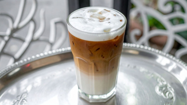 15 Variasi Menu Takjil biar Buka Puasa Gak Ngebosenin-es kurma latte