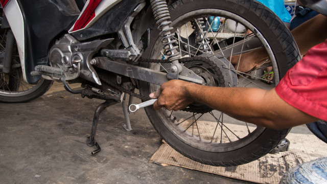 Kenapa Tukang Tambal Ban Pantatnya Sering Keliatan Dikit?