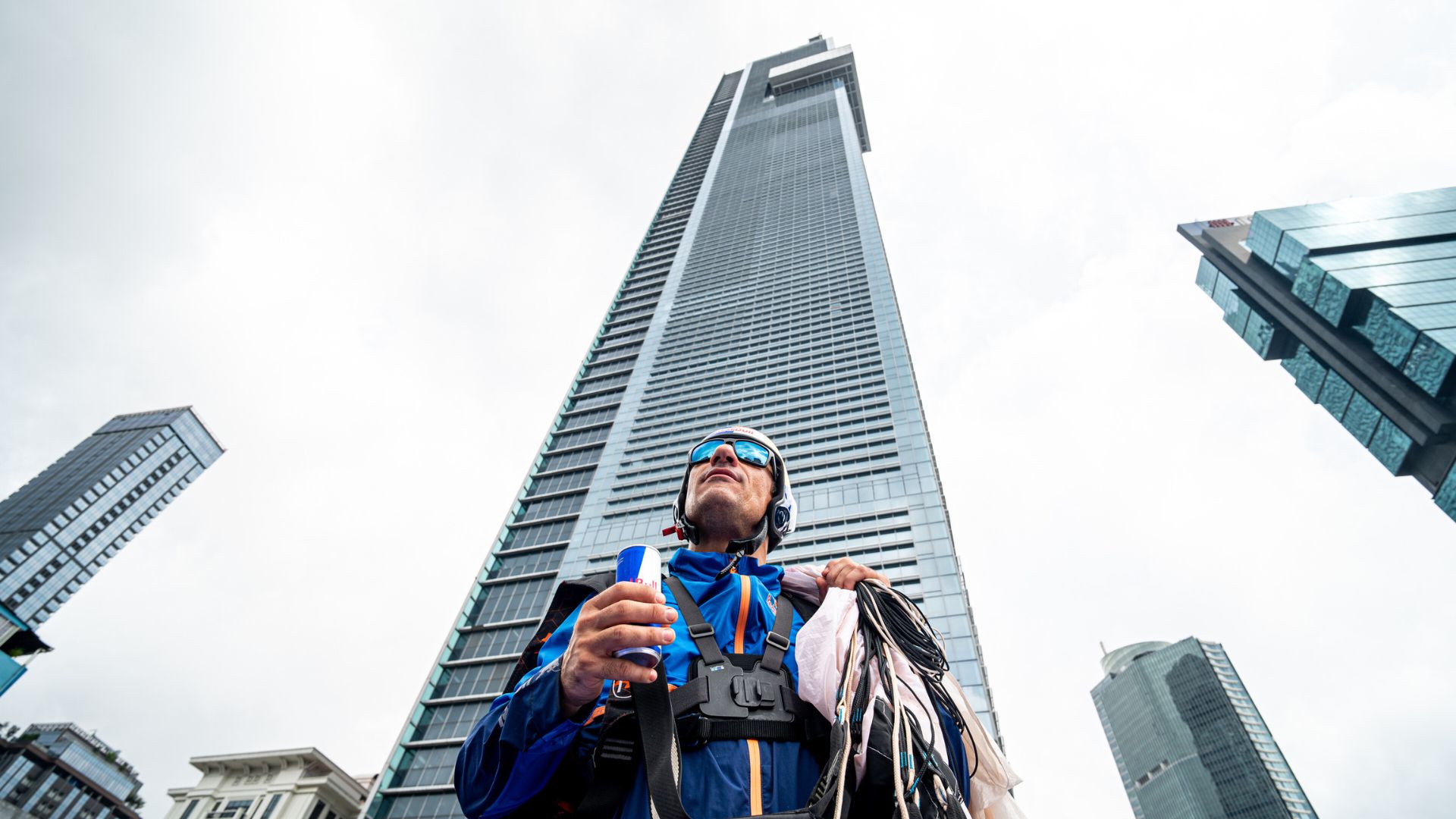 Apa Jadinya Kalo Bapak Lompat dari Gedung Setinggi 380 Meter di Tengah Kota Jakarta?