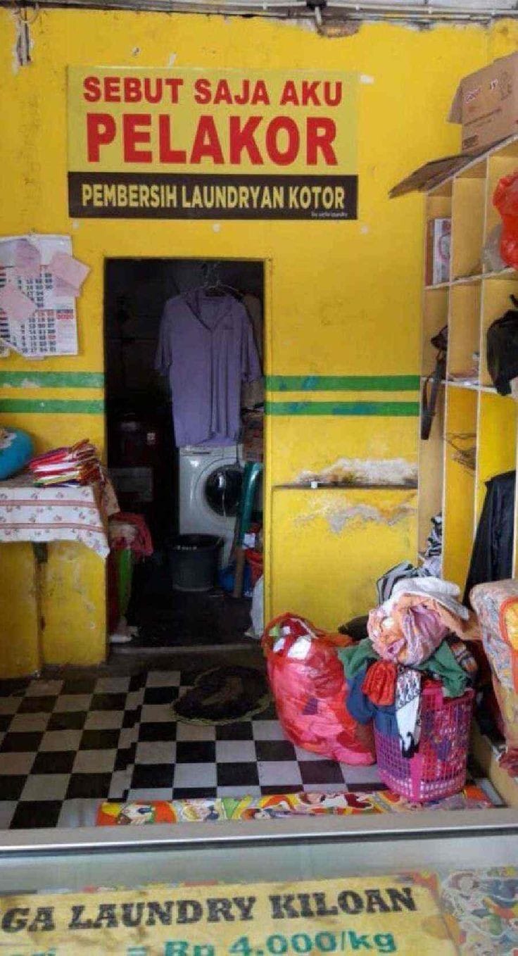 Reklame-Reklame Nyeleneh yang Dipasang Pedagang buat Narik Perhatian