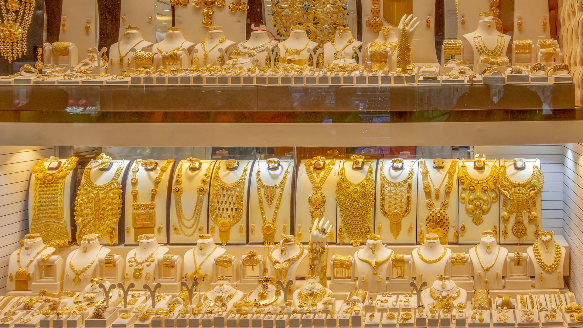 hadiah-pensiun-orang-tua-perhiasan