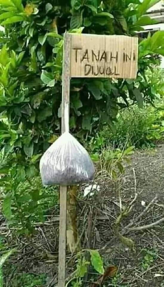 Reklame-Reklame Nyeleneh yang Dipasang Pedagang buat Narik Perhatian