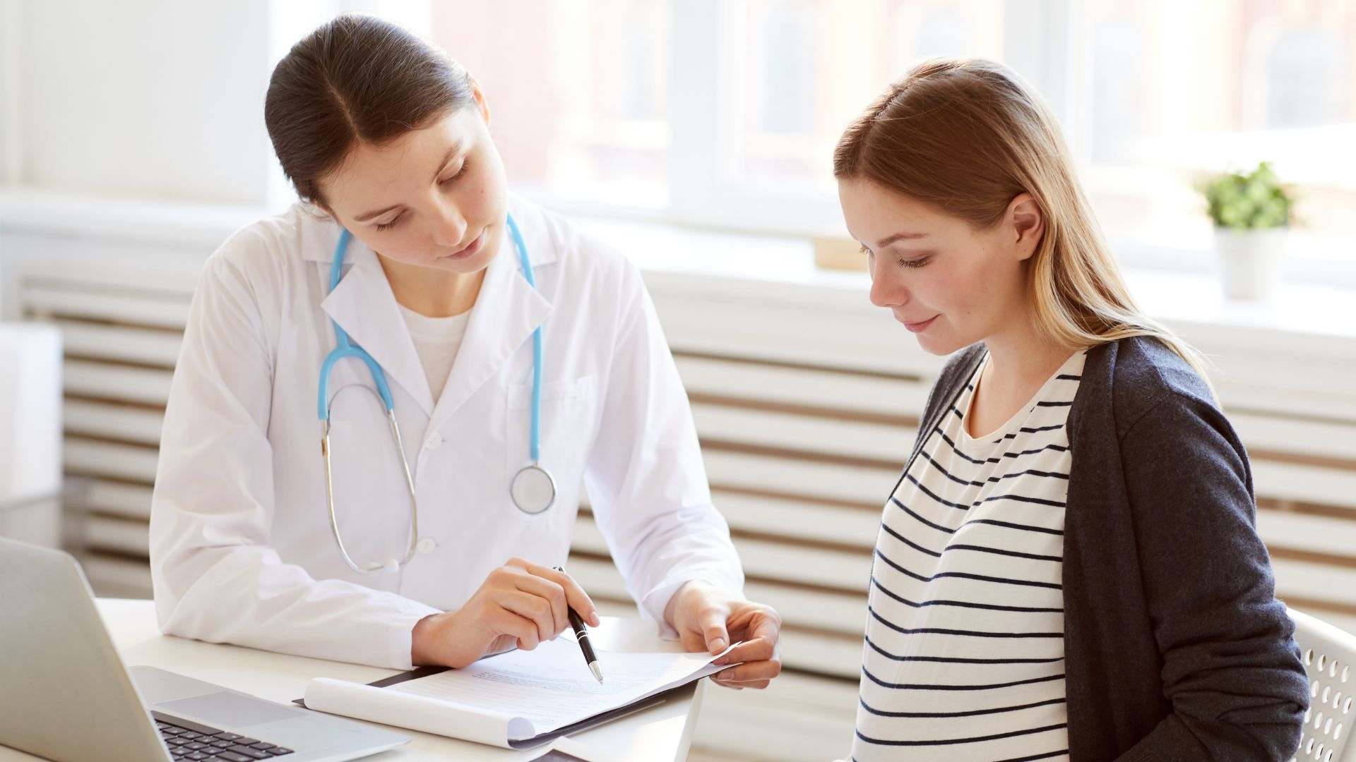 Hal-Hal yang Perlu Diperhatiin pas Nyari Bidan yang Cocok buat Kehamilan Pertama Istri