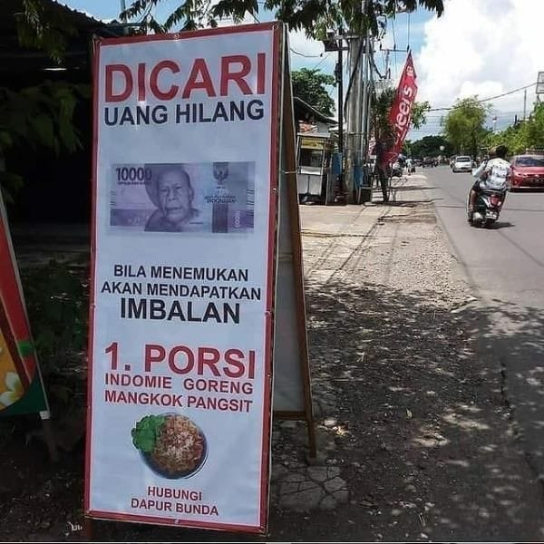 Reklame-Reklame Nyeleneh yang Dipasang Pedagang buat Narik Perhatian