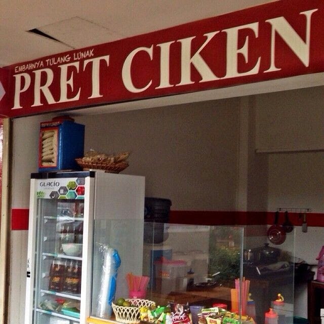 Reklame-Reklame Nyeleneh yang Dipasang Pedagang buat Narik Perhatian