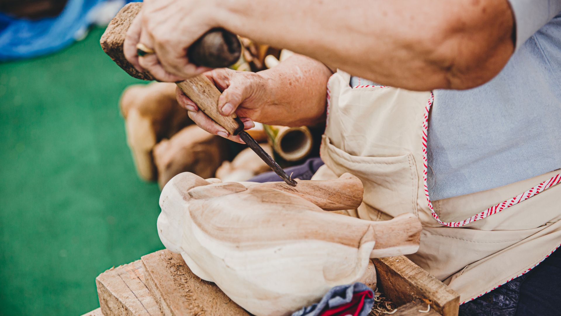 tukang kerajinan kayu