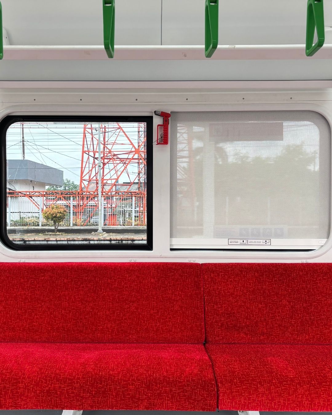 Naik KRL Baru CLI-225 Kenapa Rasanya Lebih Lega dan Lebih Aman?