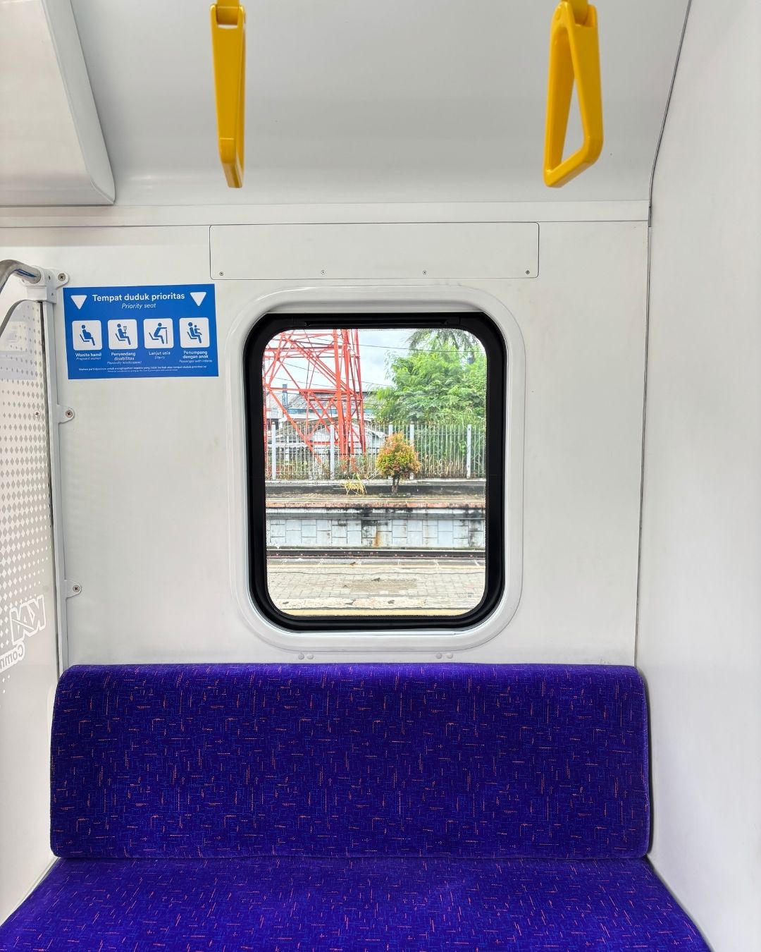 Naik KRL Baru CLI-225 Kenapa Rasanya Lebih Lega dan Lebih Aman?