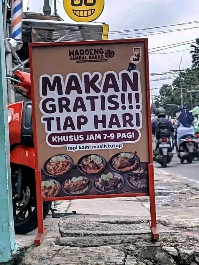 Reklame-Reklame Nyeleneh yang Dipasang Pedagang buat Narik Perhatian