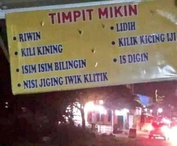 Reklame-Reklame Nyeleneh yang Dipasang Pedagang buat Narik Perhatian