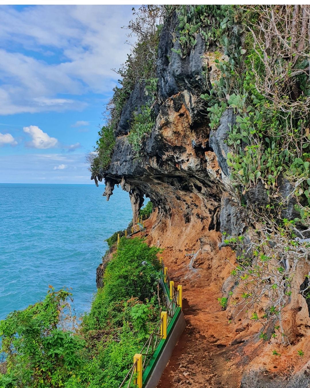 Pulau-Pulau Super Indah di Indonesia, Tapi Berbahaya dan Dilarang buat Wisata