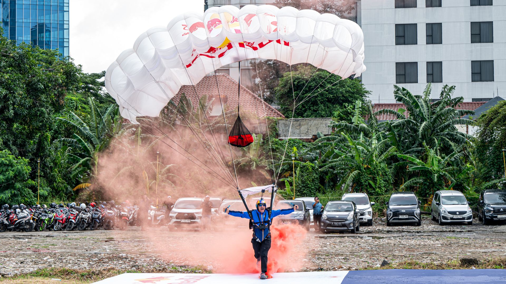 Apa Jadinya Kalo Bapak Lompat dari Gedung Setinggi 380 Meter di Tengah Kota Jakarta?