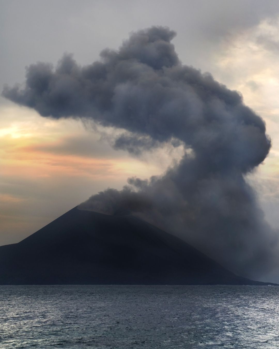 Pulau-Pulau Super Indah di Indonesia, Tapi Berbahaya dan Dilarang buat Wisata