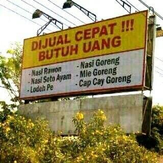 Reklame-Reklame Nyeleneh yang Dipasang Pedagang buat Narik Perhatian