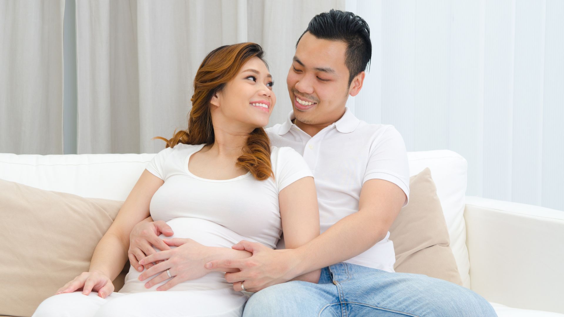 cara-suami-menghadapi-istri-hamil-kasih-perhatian