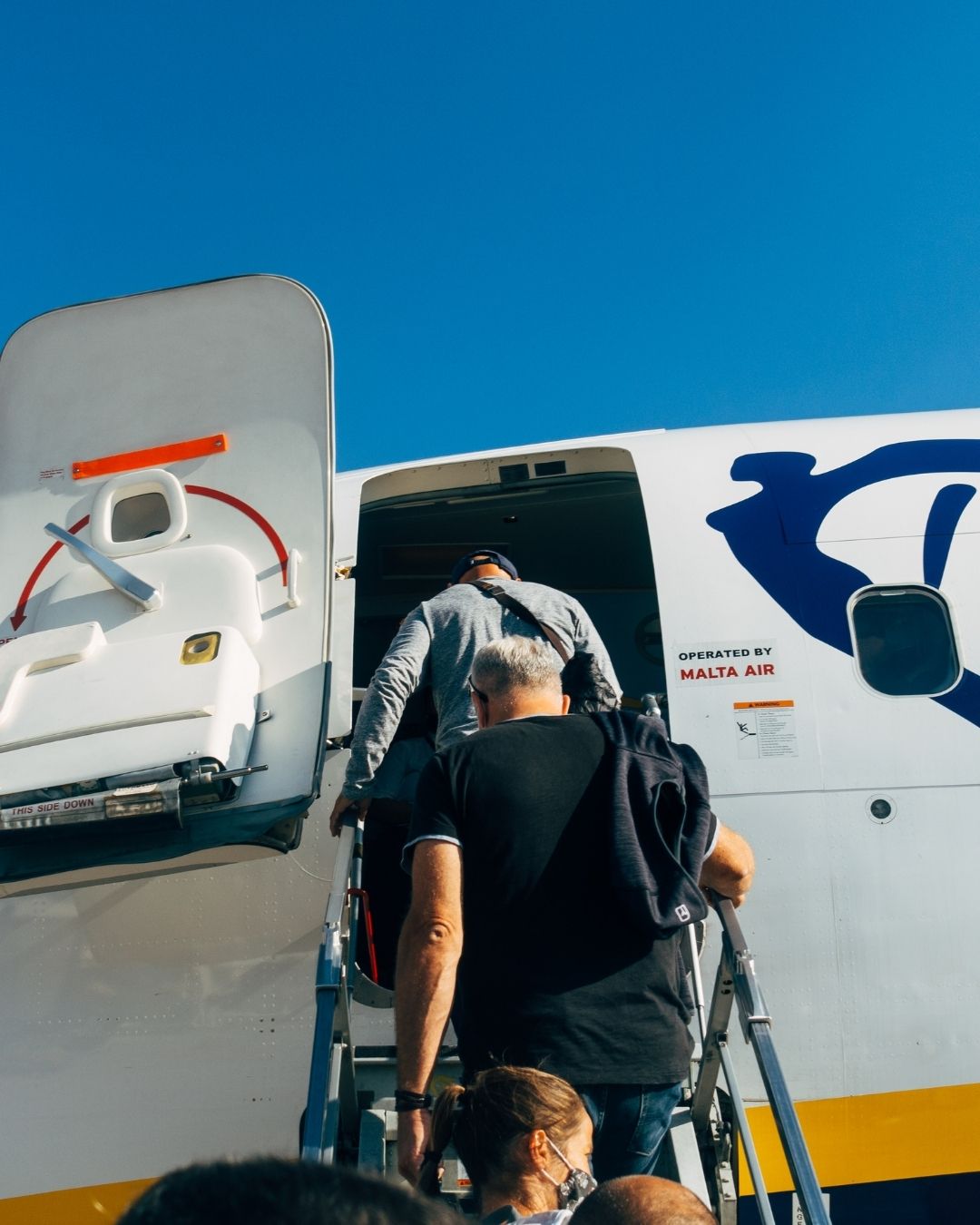 Fashion Item yang Gak Dianjurin Dipake Pas Naik Pesawat Demi Keselamatan