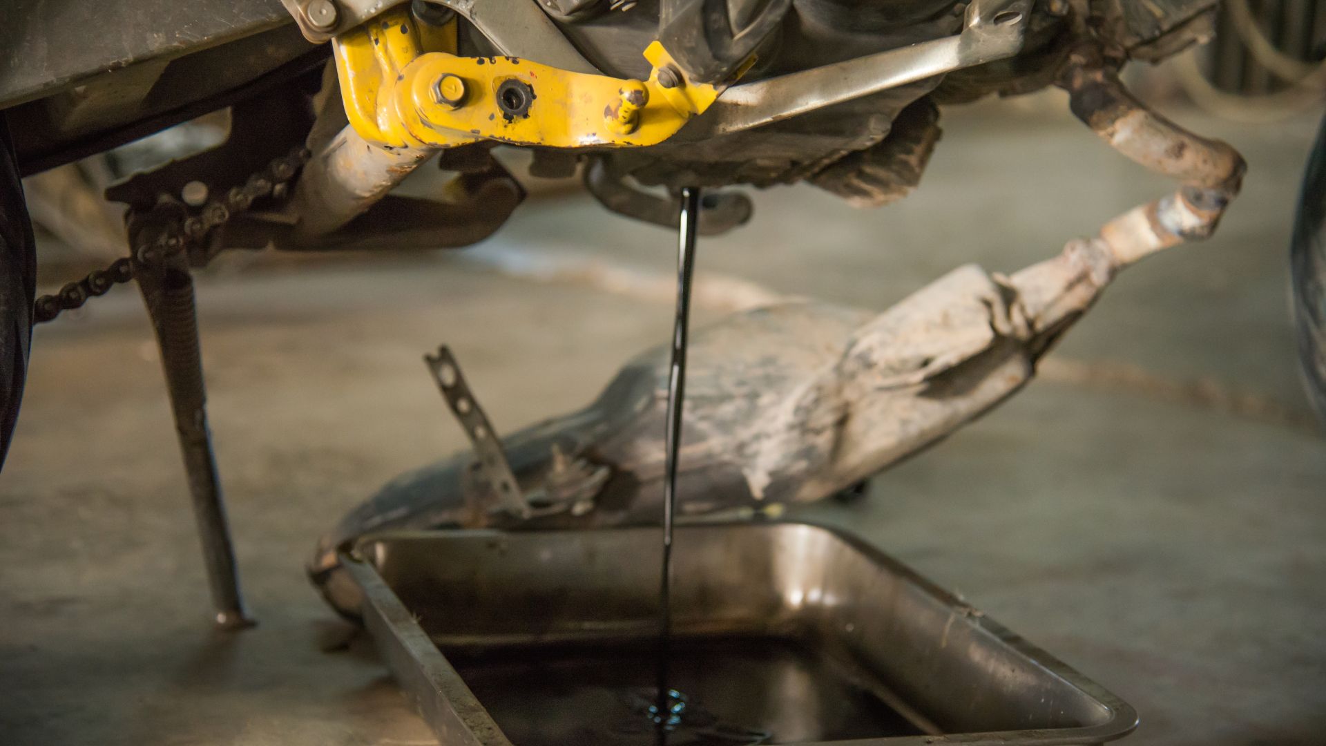 bagian-mesin-motor-tutup-oli