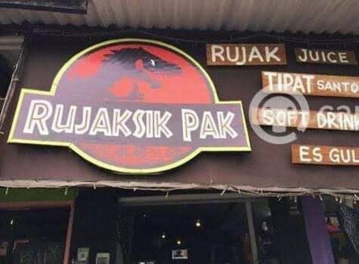 Reklame-Reklame Nyeleneh yang Dipasang Pedagang buat Narik Perhatian